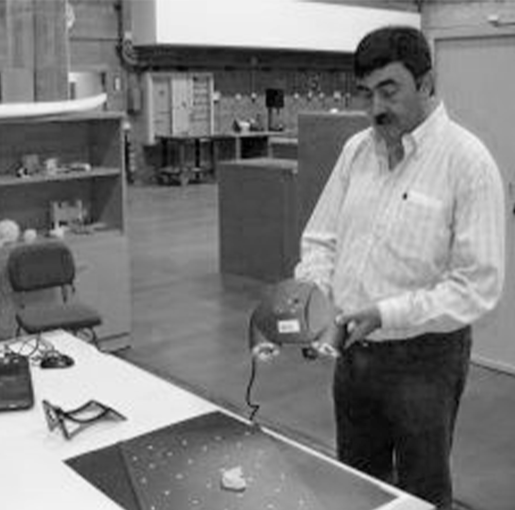 Tesis Doctoral "Estudio de la dinámica mandibular humana en un Articulador Dental Virtual individualizable". Los articuladores dentales recrean los movimiento.