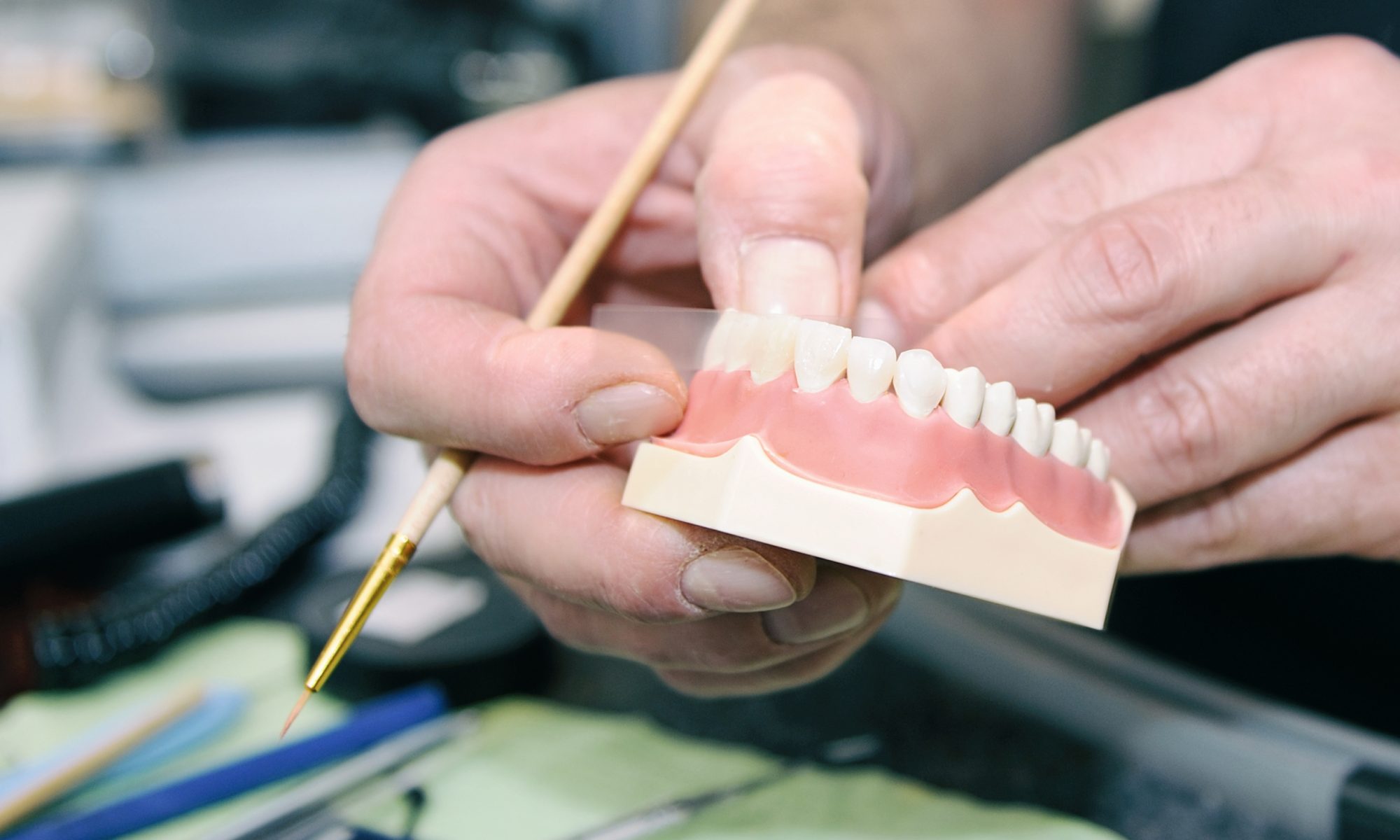 El curso de prótesis completa (a) está dirigido tanto a dentistas como a técnicos dentales. Presentación en Power Point con vídeos. Aclaración de preguntas formuladas al final de la presentación.