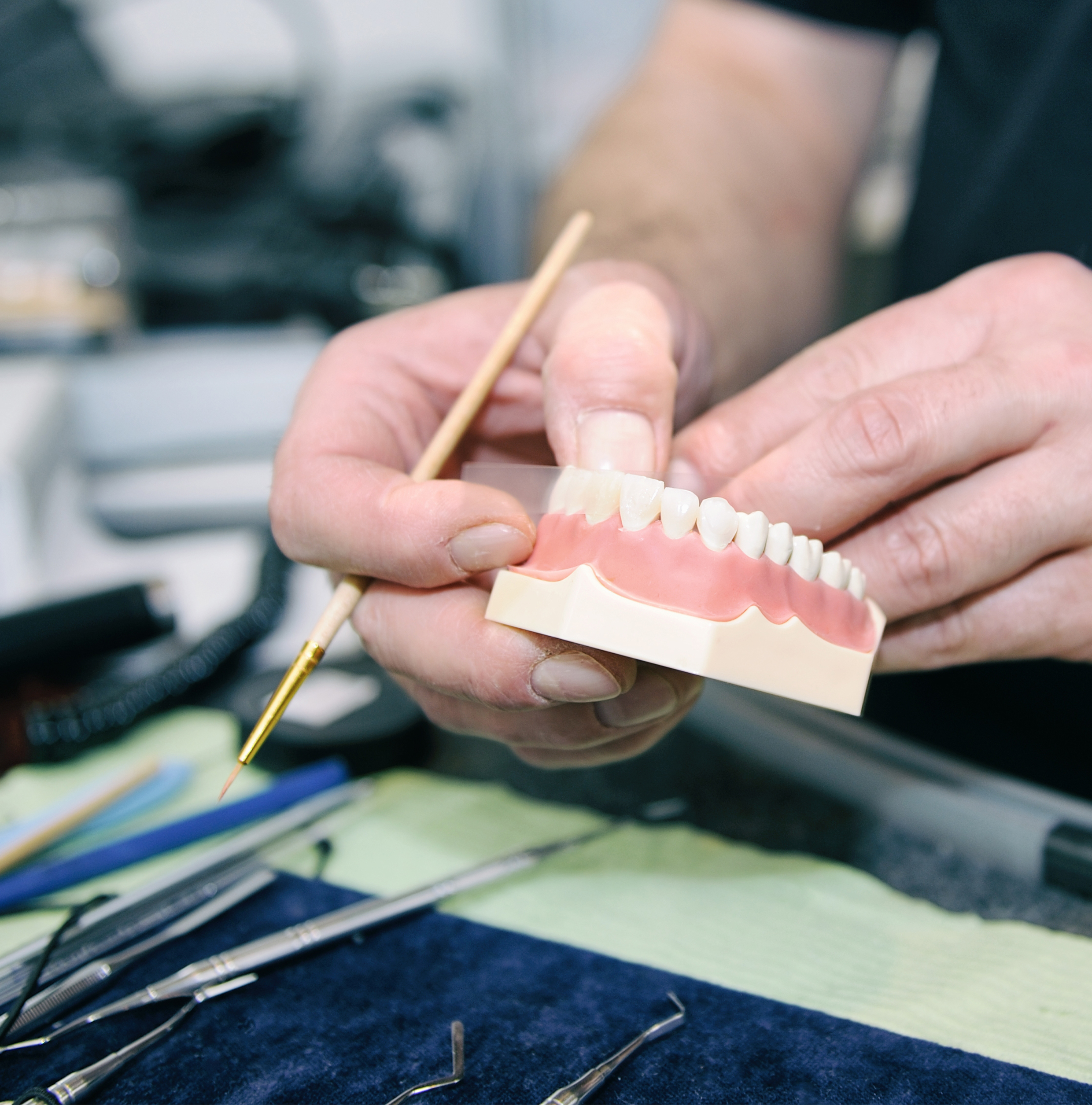 El curso de prótesis completa (a) está dirigido tanto a dentistas como a técnicos dentales. Presentación en Power Point con vídeos. Aclaración de preguntas formuladas al final de la presentación.